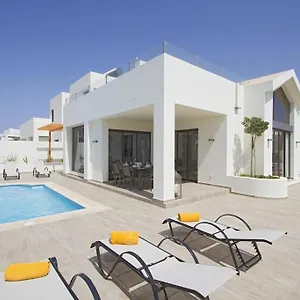 https://luxury-villa-near-beach-1km-swimming-pool-tennis-court.in-canary-islands.com